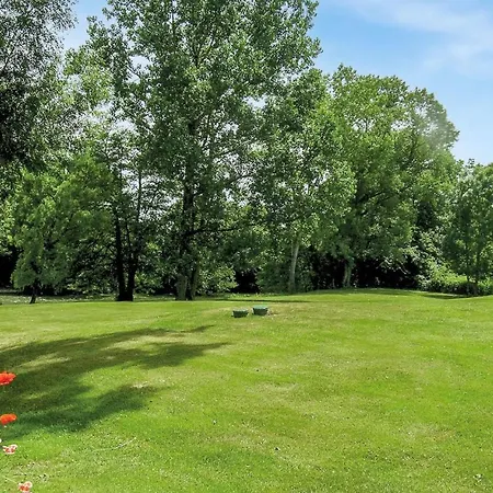 Riverside Retreat Дом отдыха La Barde